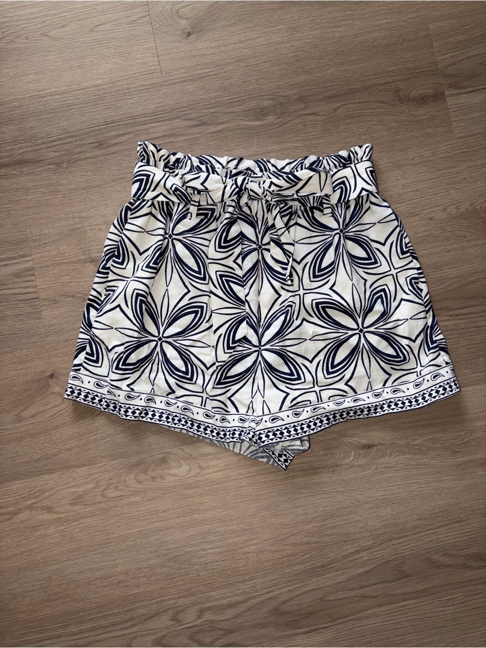 a new day White & Navy Floral Waist Shorts